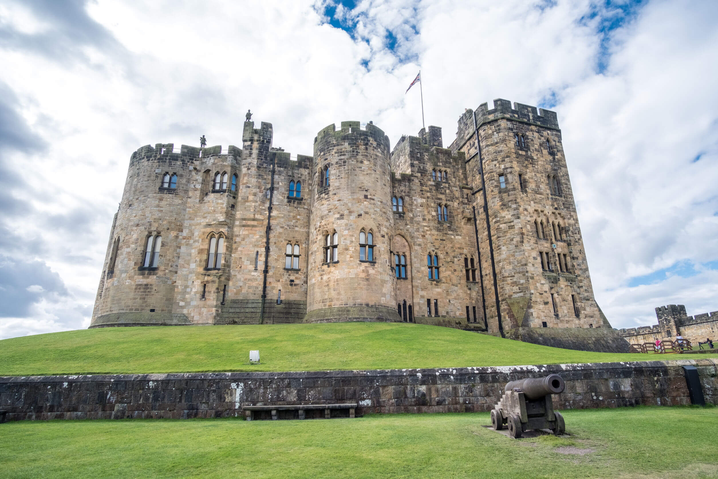 Alnwick Castle in Alnwick in the English county of Northumberland, United Kingdom. It is a location for films and programs.