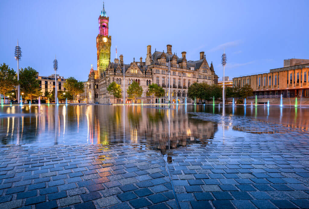 The beuatiful building of Bradford townhall at city park.