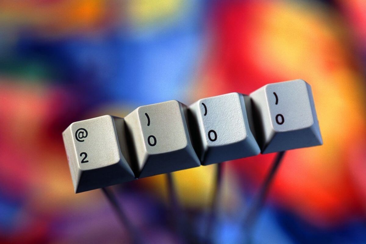 BIG 2000s Quiz 50 Questions & Answers (+ Picture Round!) Day Out in England