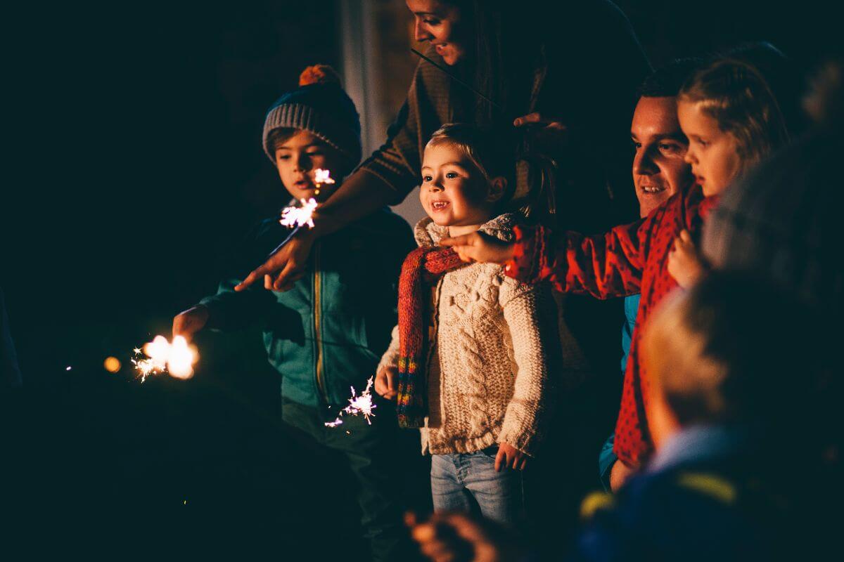 Bonfire Night Traditions + 5 BEST Bonfire Nights in England (and What to Eat!)