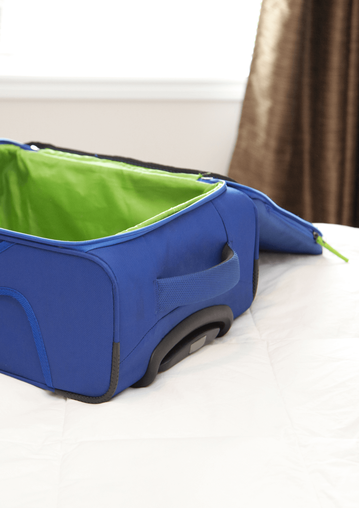 Minimalist packing tips, empty suitcase