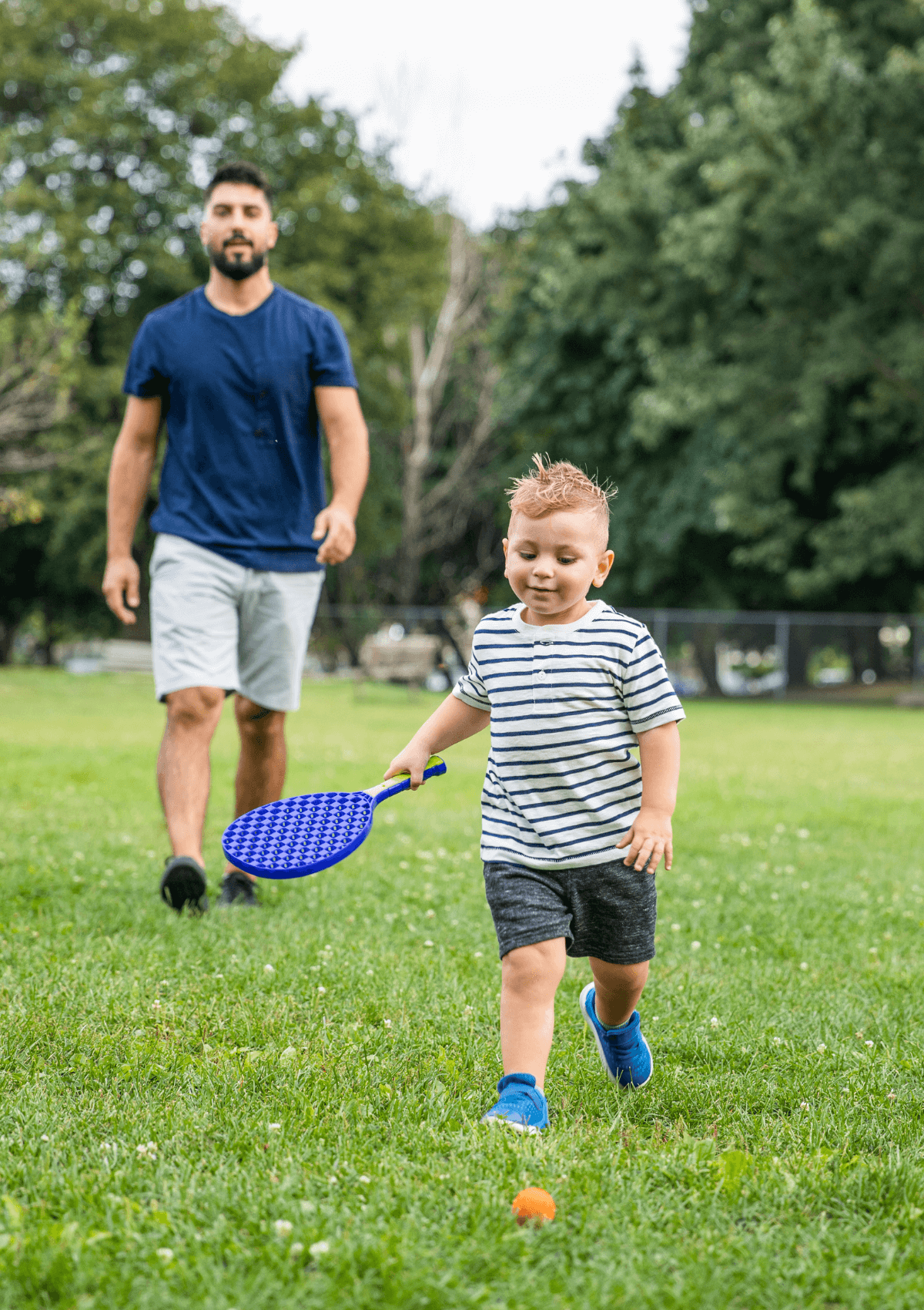 Fête des pères, homme et enfant dans le parc 