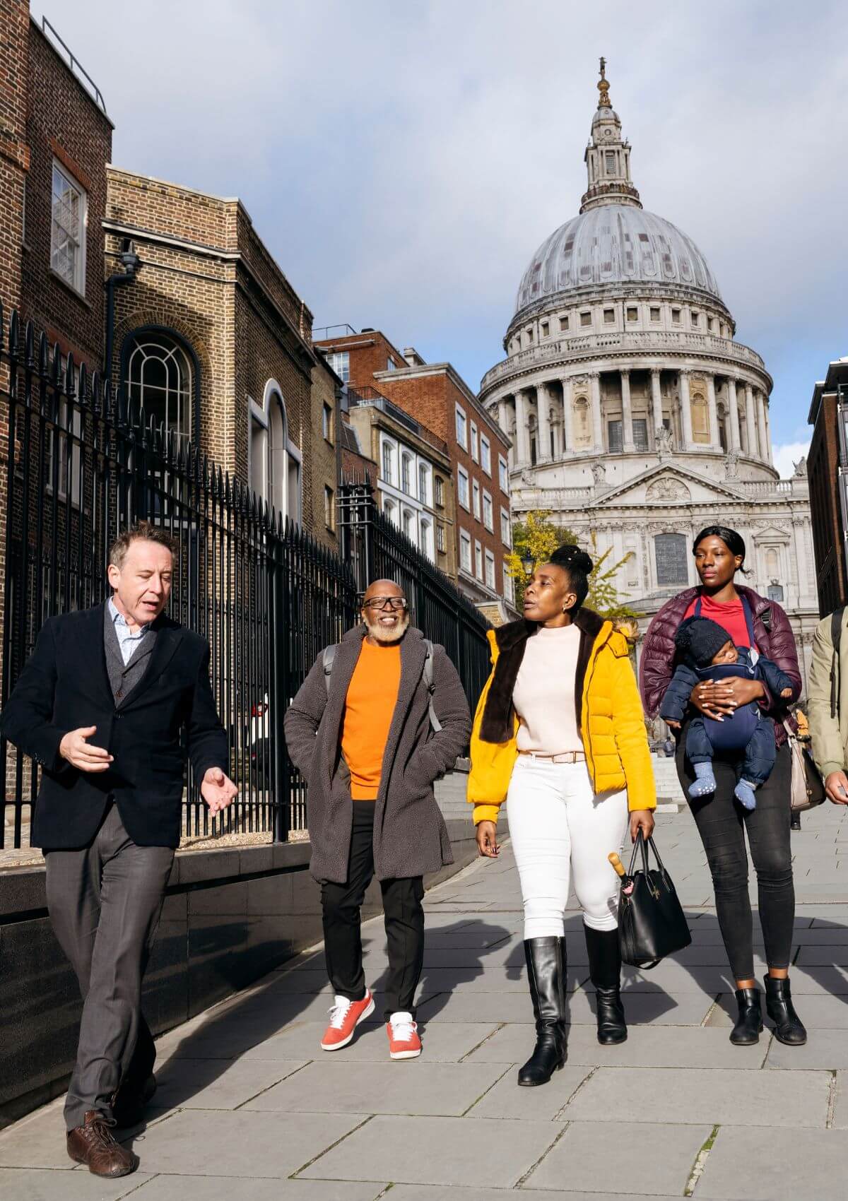 Tourguide on walking tour in England 